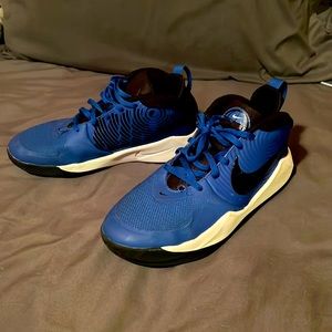 Kids Nike basketball shoes size 5.5Y has wear from one season as posted in pics